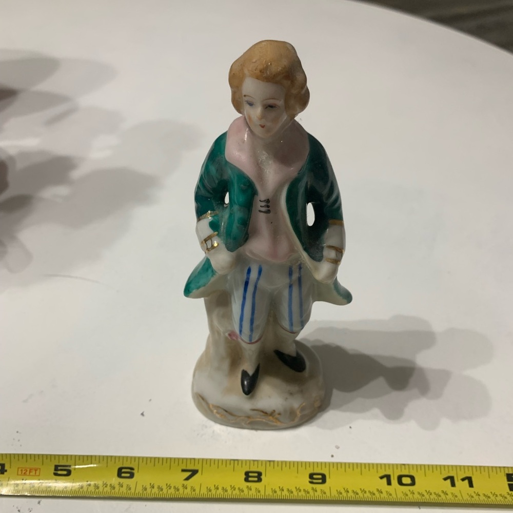 Colonial Figurine UCAGCO Occupied Japan Man Hand Paint Gold Accent T Vintage - Picture 6 of 8